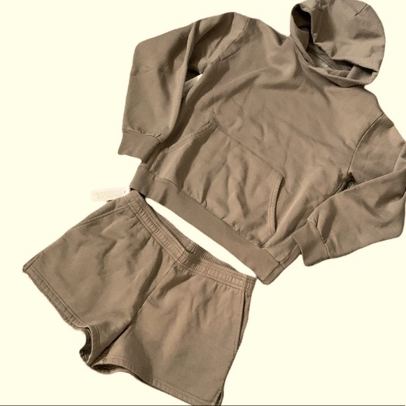🆕Aritzia The Constant 2-Piece Midway Hoodie & Shorts Set in Rare Taupe - Picture 3 of 14